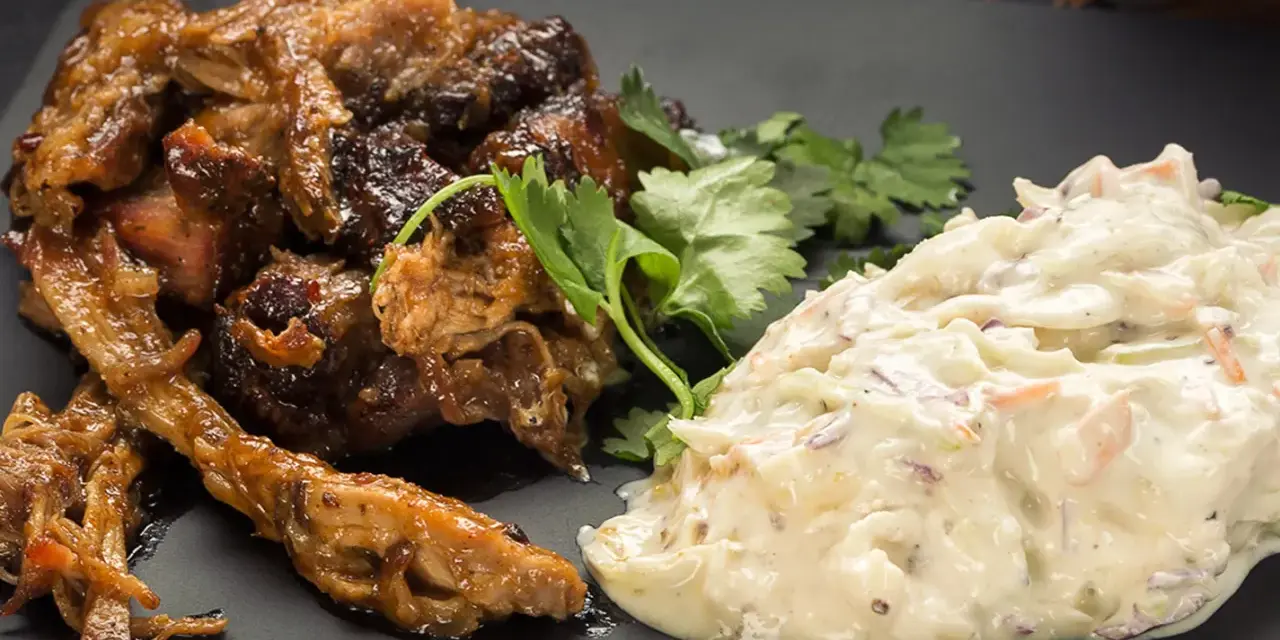 Saftig pulled pork med en krämig coleslaw och färsk koriander. En klassisk kombination som smakar fantastiskt.