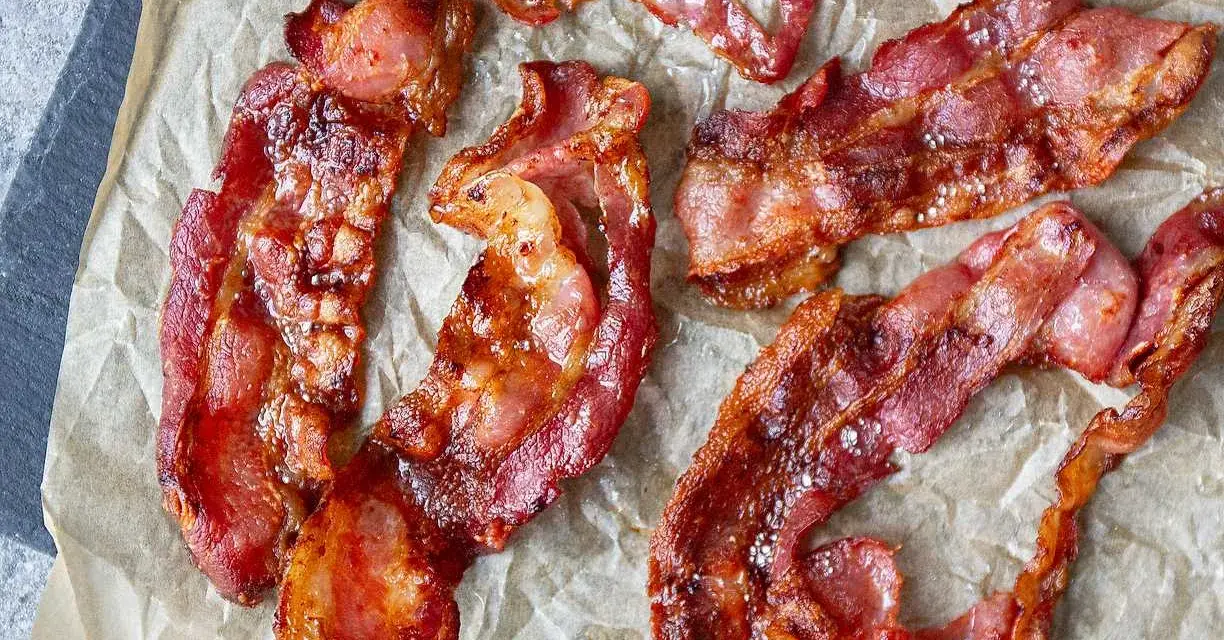 Krispigt, gyllene bacon i airfryer, perfekt stekt och redo att avnjutas.