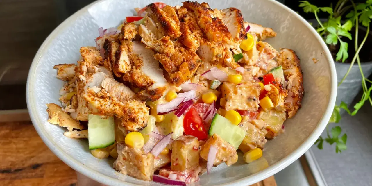 En härlig kyckling kebab-sallad med krispig kyckling, majs, gurka, tomat och rödlök i en krämig dressing.