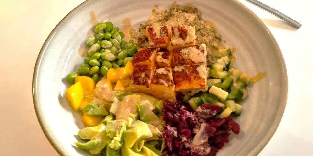 En matig bowl med lax, quinoa, edamamebönor, mango, avokado och rödbetor. Enkla bakverk kan vara gott, men den här bowl är en riktig höjdare!