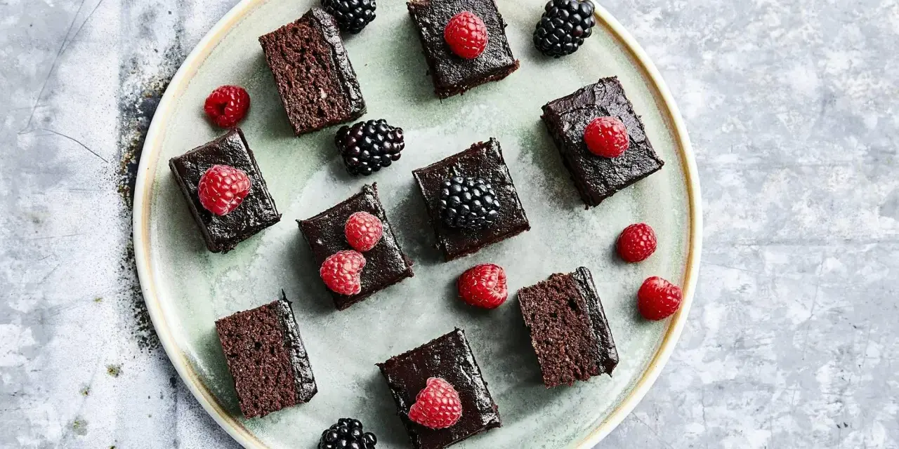 Små bitar av chokladkaka med hallon och björnbär. Ett perfekt chokladkaka recept för fikat.