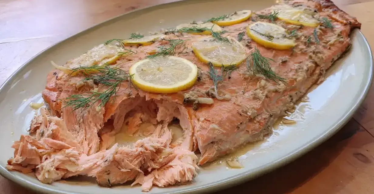 Saftig lax i ugn, toppad med citronskivor och färsk dill. Perfekt för en härlig middag.