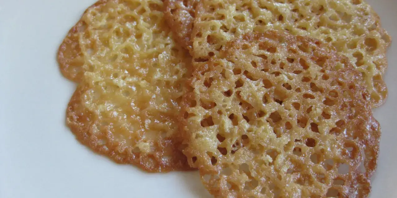 Tre gyllene havreflarn, perfekta för ett enkelt havreflarn recept. Krispiga och tunna, med ett vackert mönster.