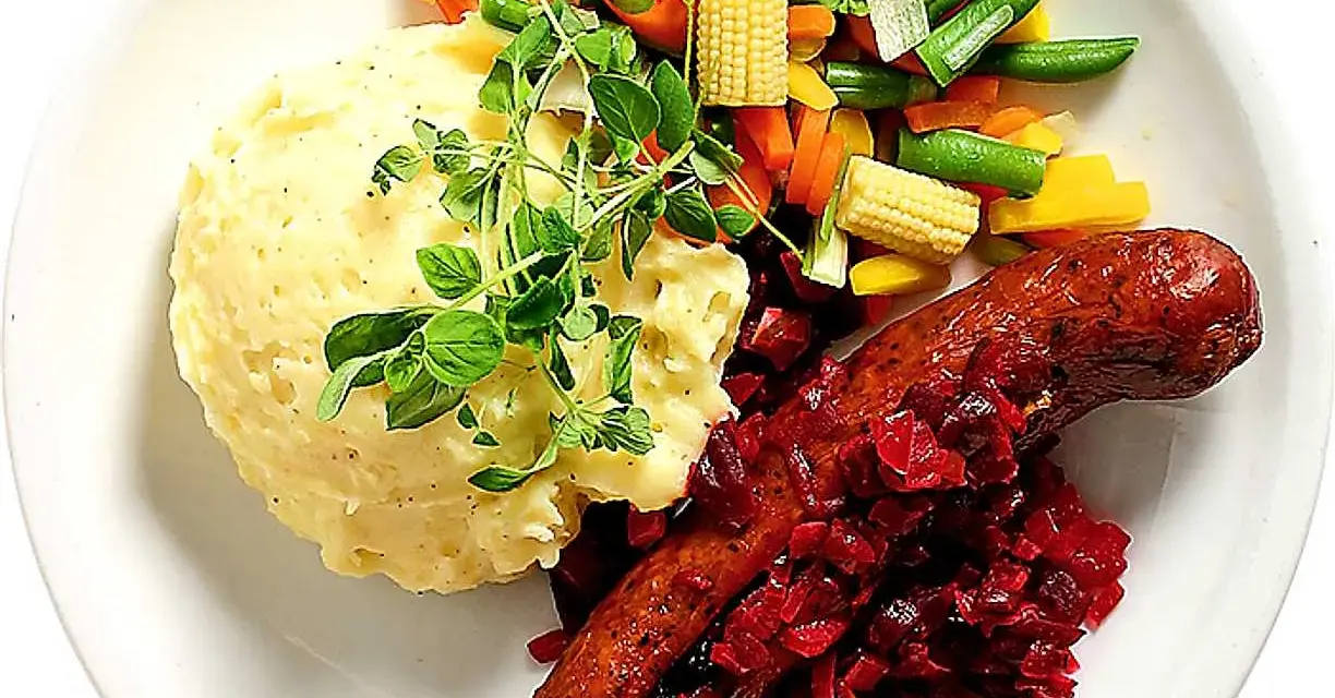 Ugnsbakad isterband med potatismos, rödbetor och en blandning av grönsaker.