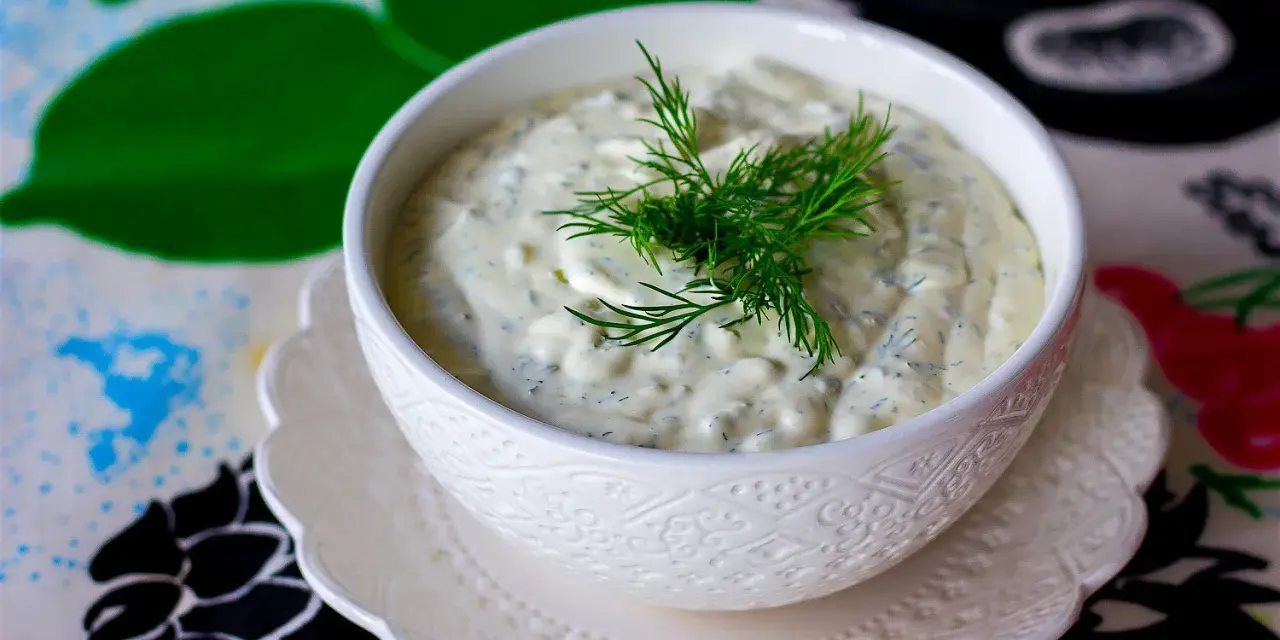 Krämig sås med dill, perfekt som skolans fisksås till sillen.