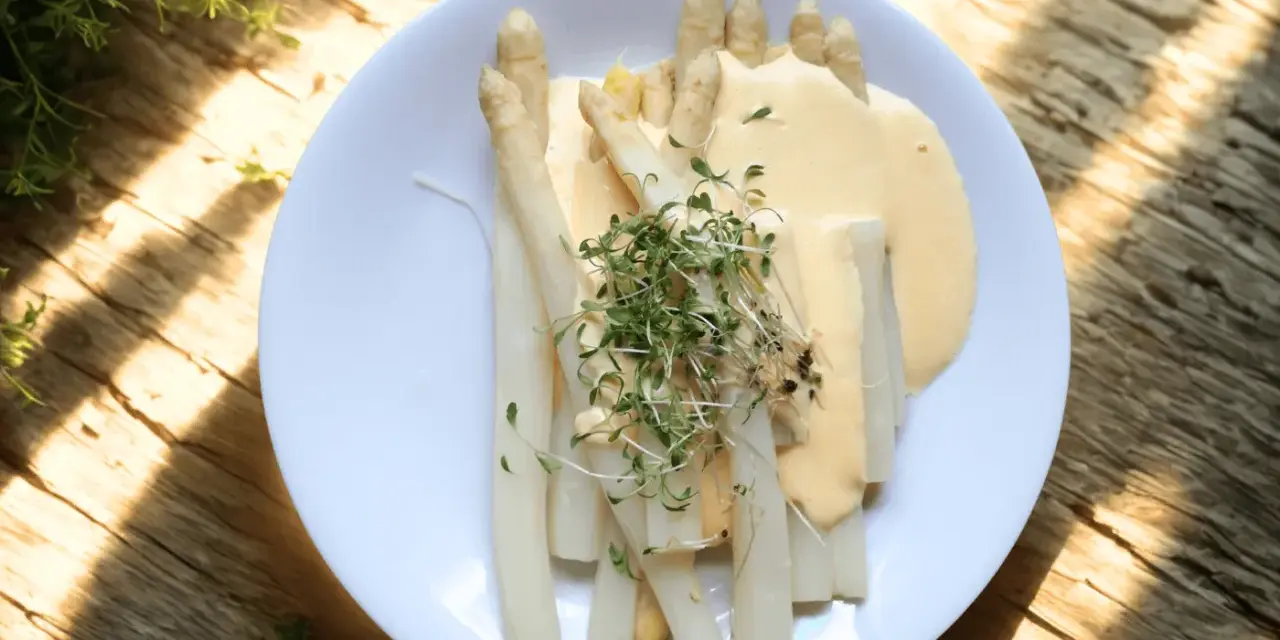 Vit sparris med hollandaisesås och krasse, ett enkelt och gott vit sparris recept.