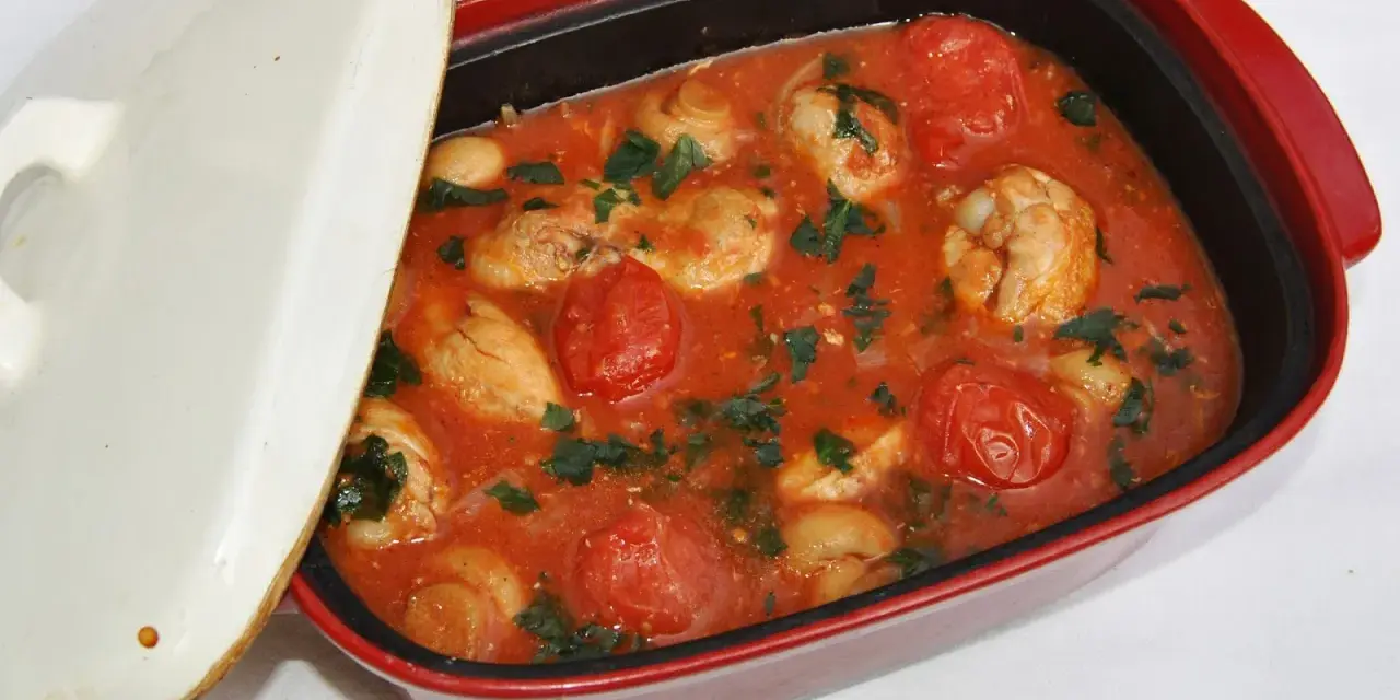Kyckling marengo i en röd gryta med tomater, champinjoner och persilja. En härlig gryta som doftar av Italien.