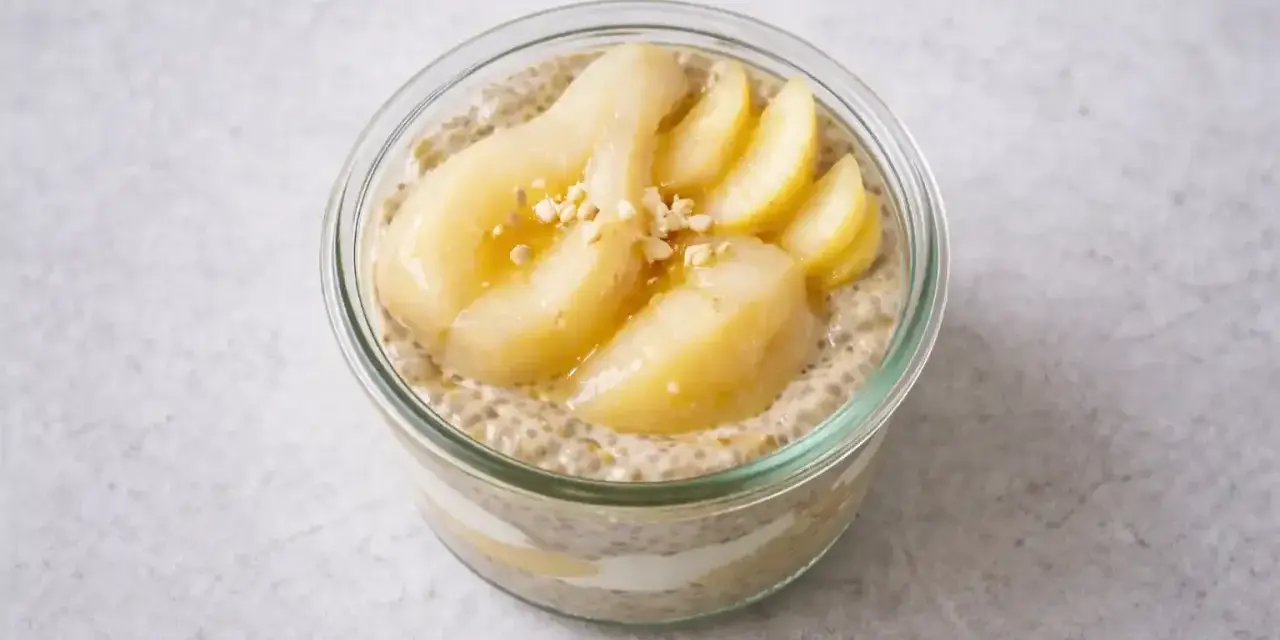 Chiapudding recept med päron och nötter i glasburk. En härlig frukost eller mellanmål.