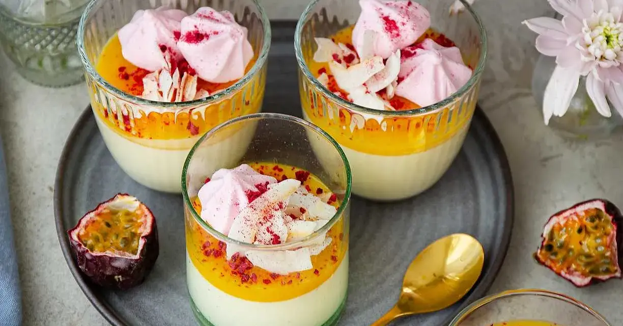 Vackra glas med pannacotta påsk, toppad med passionsfruktscurd, maräng och kokosflingor. En festlig dessert!