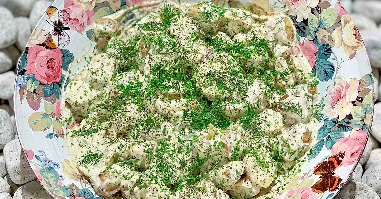 Krämig potatissallad med dill och gräslök, perfekt för sommarens alla tillfällen. Ett enkelt potatissallad recept som alla älskar.