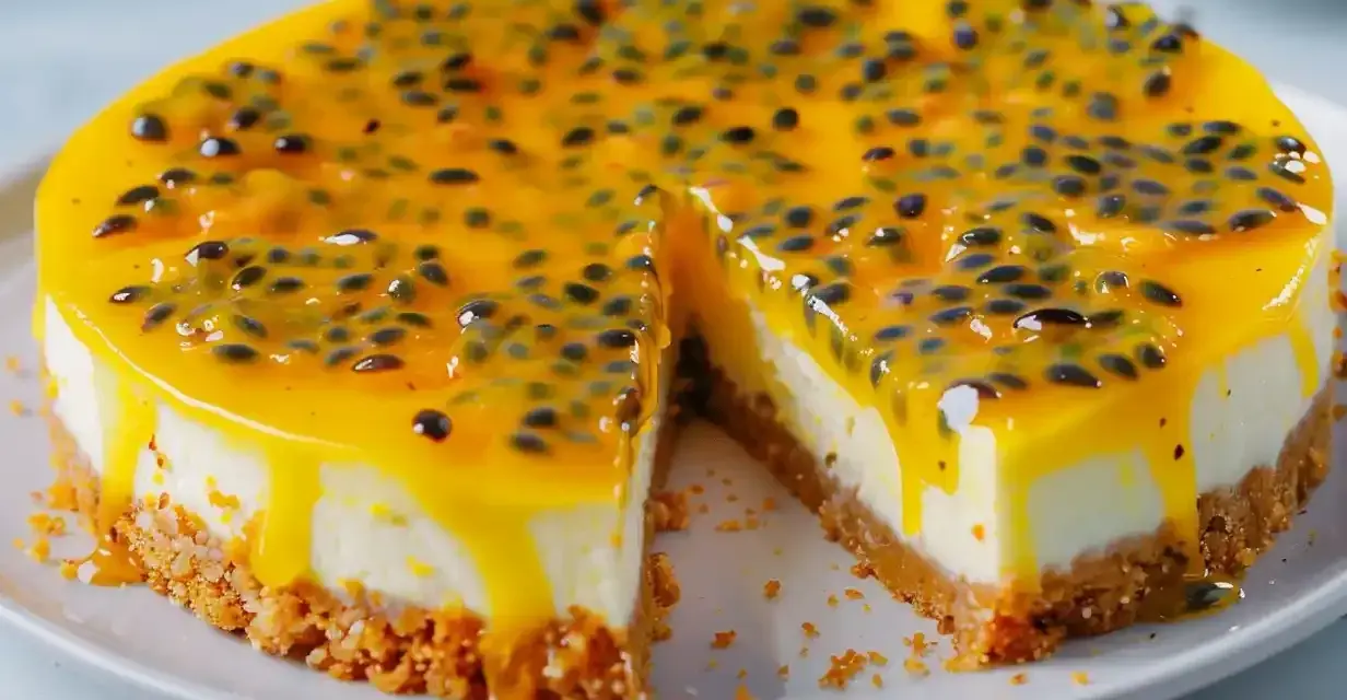 En krämig passionsfrukt cheesecake med en krispig botten och en glansig topping full av passionsfruktfrön.