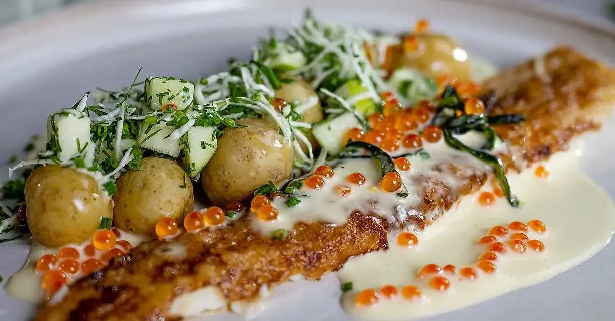 Stekt fisk med krämig sås, potatis, gurka och rom. Ett perfekt sandefjordsås recept för en lyxig middag.