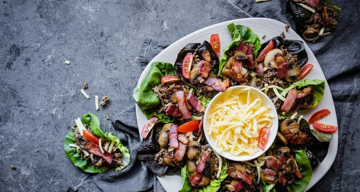 Läckra salladsblad fyllda med köttfärs, svamp, bacon och tomat. En perfekt proteinrik mat för en hälsosam måltid.