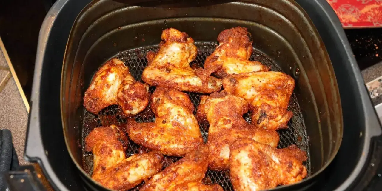Krispiga kycklingklubbor i airfryer, redo att serveras. Perfekt för en snabb och god middag.
