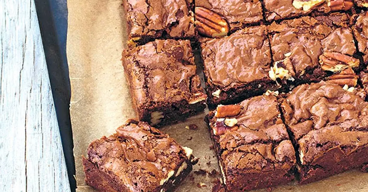 Färska, sega brownies med nötter, perfekta för ett enkelt brownie recept.