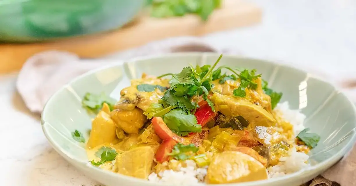 En krämig kyckling curry med ris, toppad med färsk koriander. En härlig och smakrik rätt.