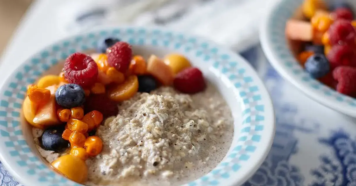 En skål gröt med färska bär och frukt. Perfekt för frukost tips!