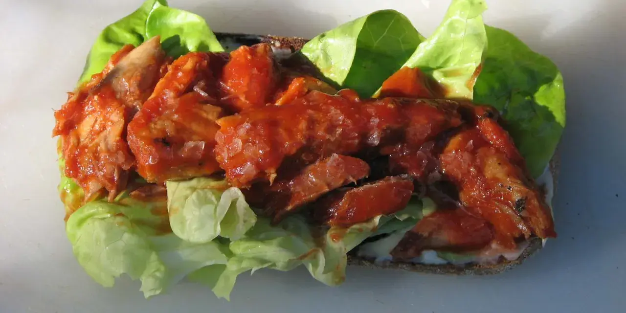 Enkel smörgås med makrill i tomatsås, sallad och en klick majonnäs. Ett snabbt och gott recept för en lunch.