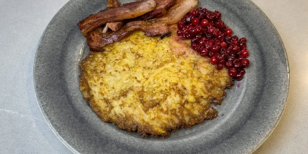 En gyllene raggmunk med knaperstekt bacon och rårörda lingon. Ett klassiskt raggmunk recept som smakar ljuvligt.