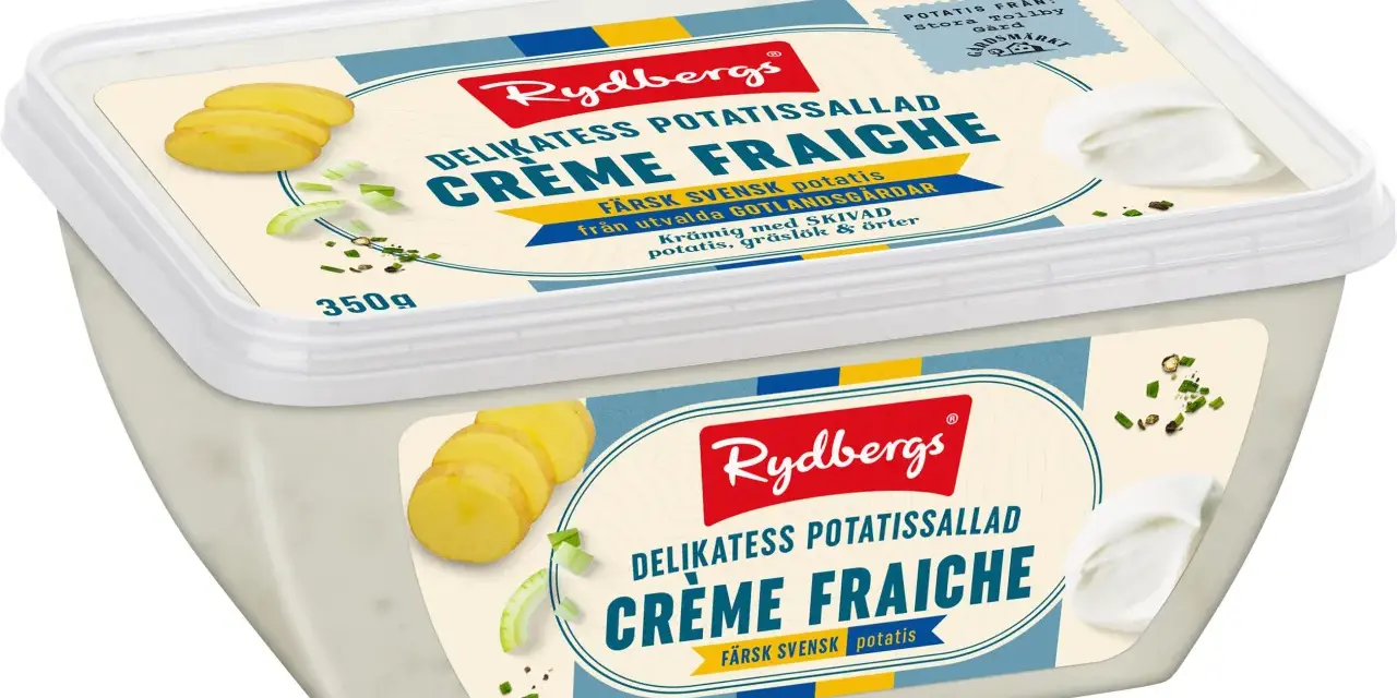 En krämig enkel potatissallad med crème fraiche, skivad potatis, gräslök och örter från Rydbergs. Perfekt till sommarmaten!