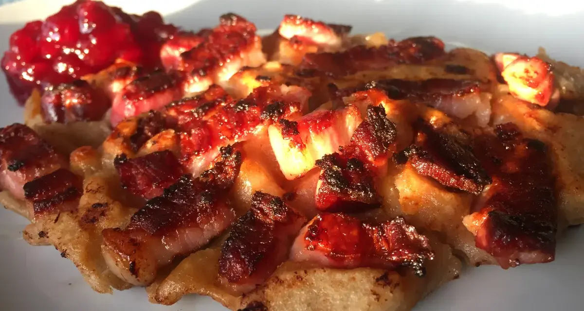 Kolbulle recept: Pannkaksliknande godsak med stekt fläsk och lingonsylt.