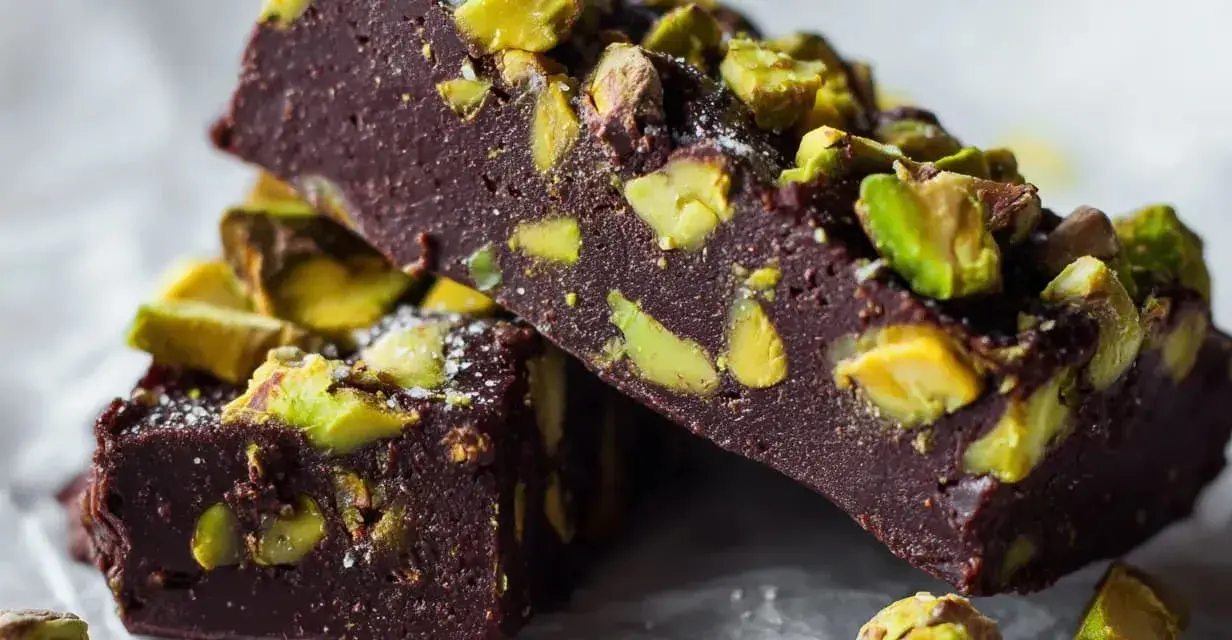 Mörk chokladfudge med pistagenötter, perfekt för ett dubai choklad recept.