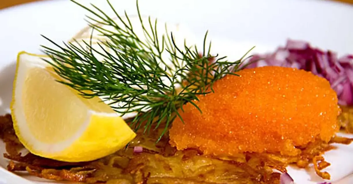 En läcker råraka med rom, dill, citron och rödlök. Ett perfekt råraka recept för en festlig måltid.