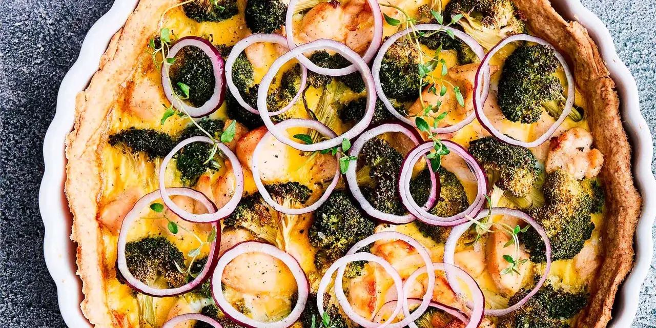 En gyllene kycklingpaj med broccoli, rödlök och örter. Ett perfekt paj recept för middagen.