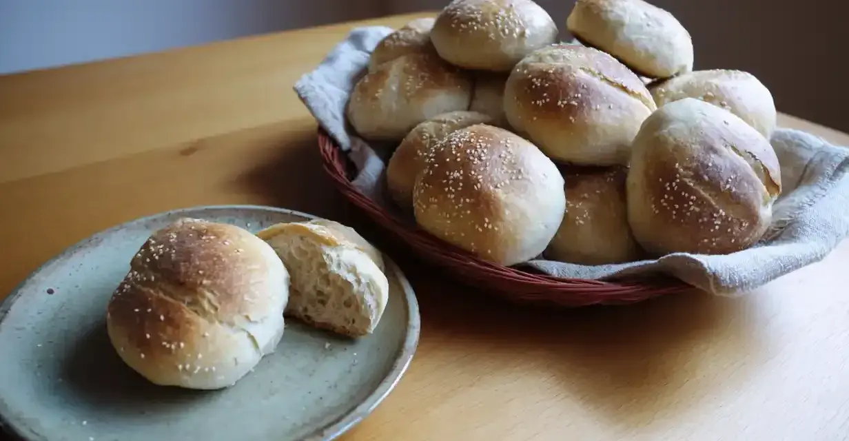 Nybakade frallor med sesamfrön, perfekta för frukost eller fika. Ett enkelt frallor recept att prova!
