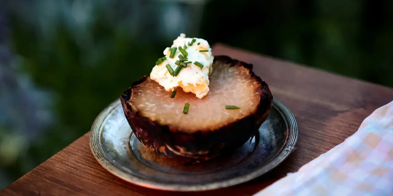 En bakad kålrabbi med en klick smör och gräslök, ett enkelt och gott kålrabbi recept.
