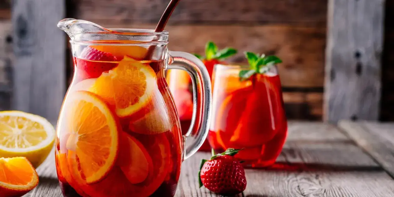 En karaff fylld med fruktig sangria, perfekt för en sommardag. Här är ett enkelt sangria recept.