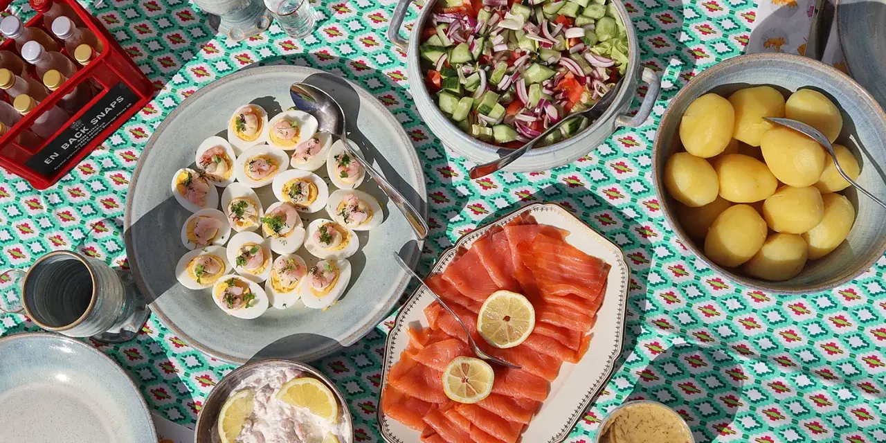 En härlig påskbuffé med ägghalvor, gravad lax, potatis, sallad och skagenröra. Perfekta påskmat recept för en festlig måltid.