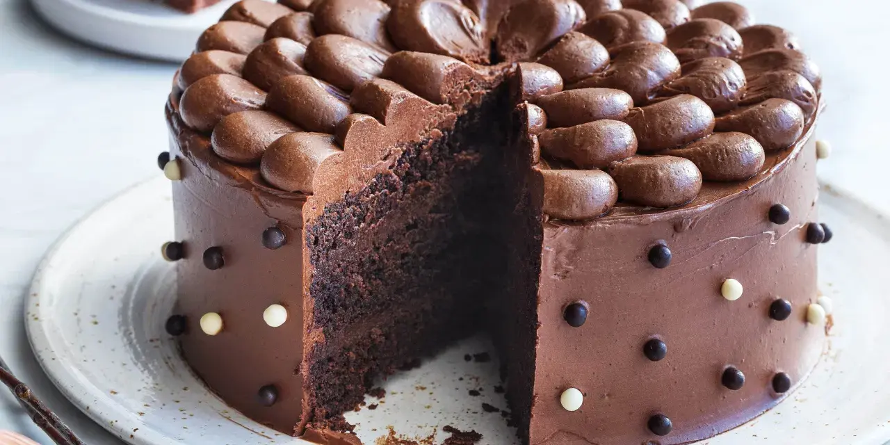 En saftig chokladtårta med chokladfrosting och dekorationer. Perfekt för alla som älskar choklad och letar efter ett gott chokladtårta recept.