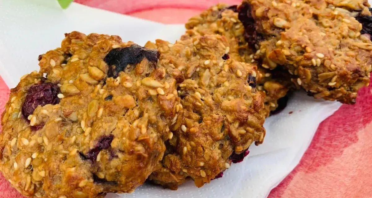 Här är ett enkelt havrekakor recept med bär och frön. Perfekt för fika!