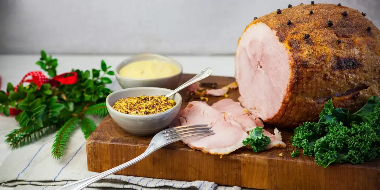 En saftig, griljerad kokt skinka med senap och julpynt. Perfekt för högtider!