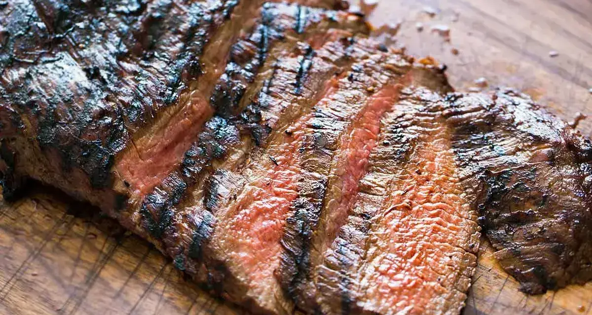 Grillad flankstek, perfekt för ett saftigt flankstek recept. Skivad och redo att serveras.