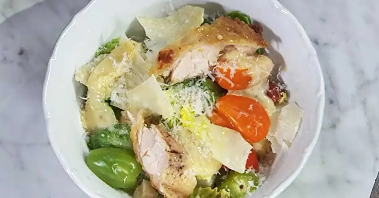 En härlig caesarsallad med kyckling, parmesan och en krämig caesarsallad dressing.