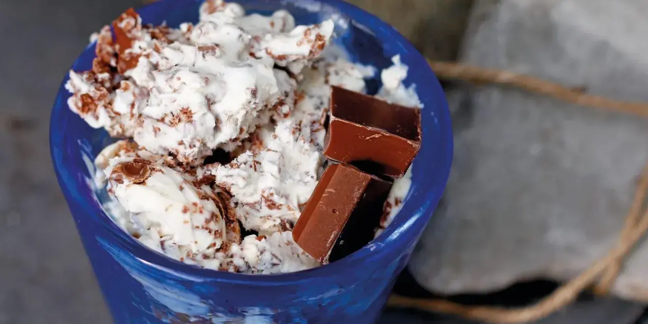 Blå skål med krämig glass, chokladbitar och strössel. Ett enkelt glass recept för en varm sommardag.