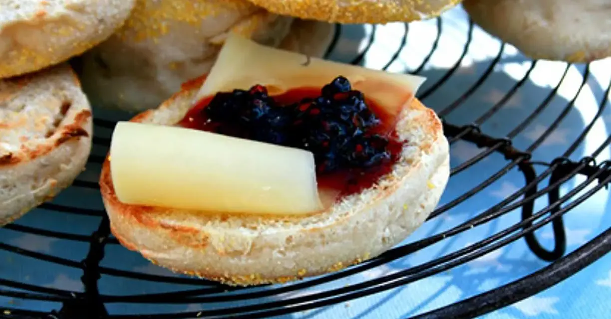 En rostad english muffin med sylt och ost. En perfekt frukost eller mellanmål.