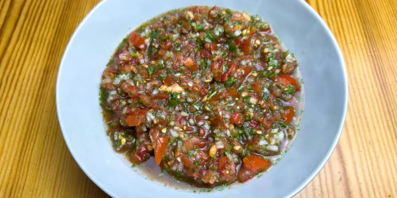 En skål med färsk pico de gallo, en härlig blandning av hackade tomater, lök, koriander och chili, redo att förhöja vilken måltid som helst.