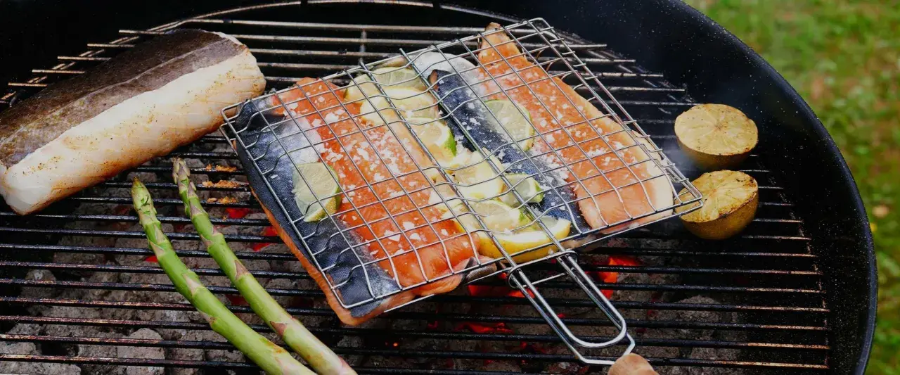 Fisk på grillen med citron och sparris. En härlig sommarmåltid att grilla fisk till.