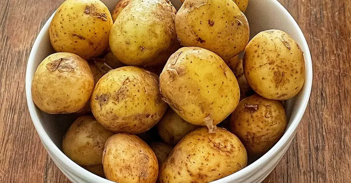 En skål med färskpotatis, redo att kokas. Enkel guide för hur kokar man potatis.