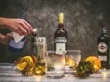 Förberedelser för en klassisk negroni. Gin, Campari och Martini Rossi står redo.