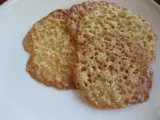 Tre gyllene havreflarn, perfekta för ett enkelt havreflarn recept. Krispiga och tunna, med ett vackert mönster.