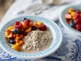 En skål gröt med färska bär och frukt. Perfekt för frukost tips!