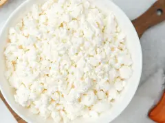 En skål med färsk keso, perfekt för ett snabbt och enkelt keso recept.