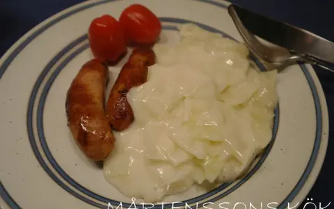 En tallrik med stuvad vitkål, korv och tomater. En klassisk svensk husmanskosträtt.