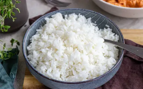 En skål med fluffigt vitt ris, perfekt för att koka till en god måltid.