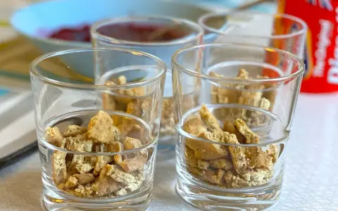 Smulsa i ett gott dessert i glas med krossade digestivekex.
