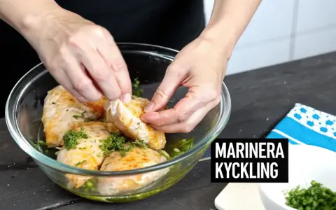 Händer lägger färska örter på saftig marinad kyckling i en glasskål.
